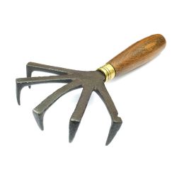 Garden hand weeder