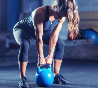 A woman lifting kettlebell